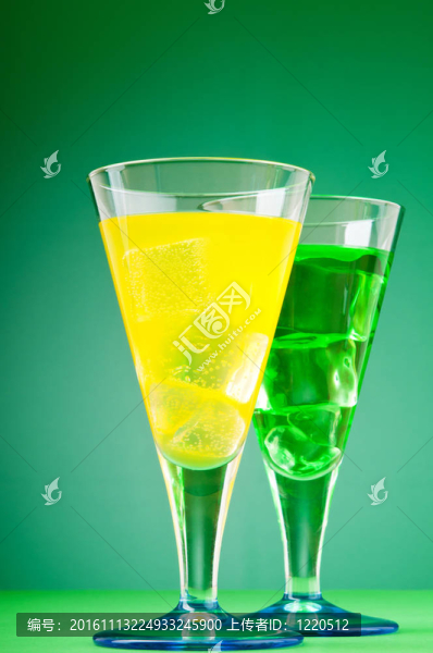 帶冰的杯子里的彩色雞尾酒