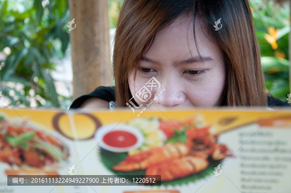 年輕的女人看食物菜單