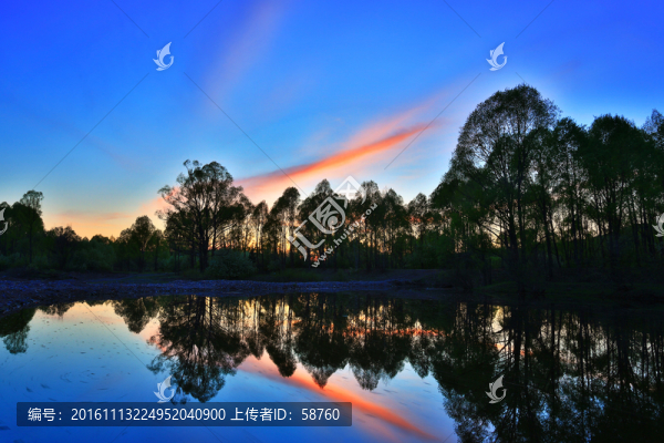 森林河彩云