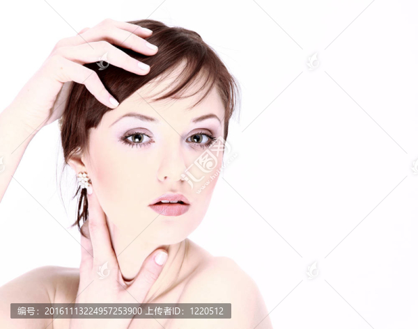 年輕成年女性面部皮膚的肖像