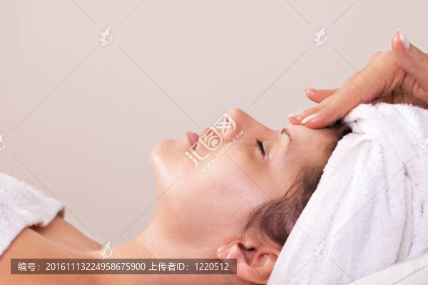 年輕漂亮的女人得到面部按摩