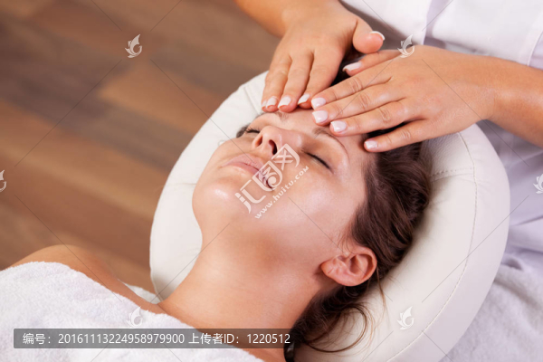 年輕漂亮的女人得到面部按摩