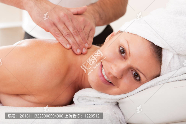 年輕美女得到SPA治療