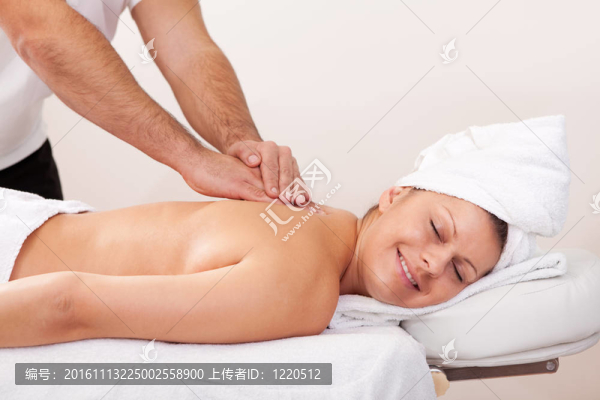 年輕美女按摩回來