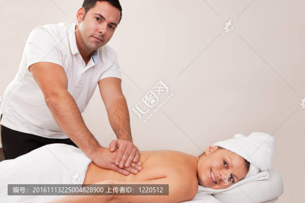 年輕美女按摩回來(lái)