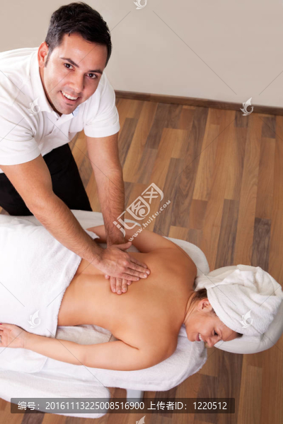 年輕美女按摩回來