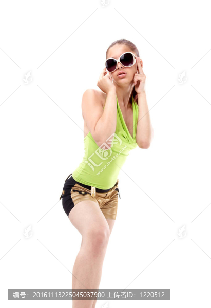 美麗的年輕女人在大紫羅蘭時尚的魅力畫像
