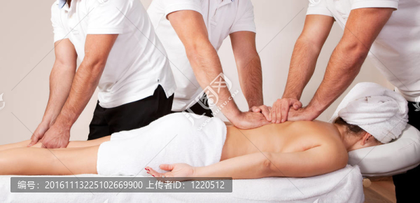 年輕漂亮的女人得到按摩