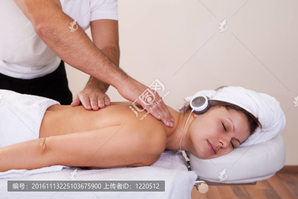 年輕漂亮女人得到脊椎按摩