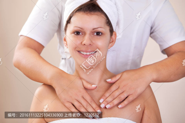 年輕美女肩按摩