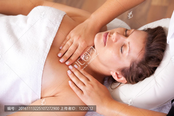 年輕美女肩按摩