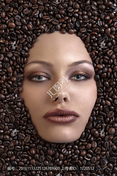 漂亮女孩的臉浸在咖啡豆里