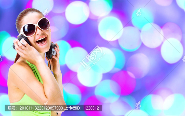 穿著綠色襯衫和太陽鏡的女人在聽音樂