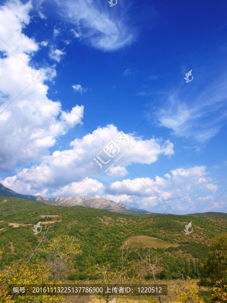 藍(lán)色渾濁的天空在群山的背景下