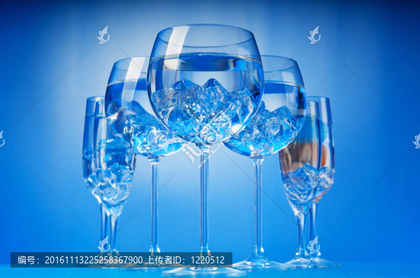 玻璃在梯度背景下的水