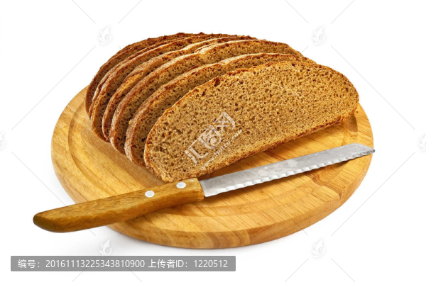 用刀在一個(gè)圓板上的黑麥面包