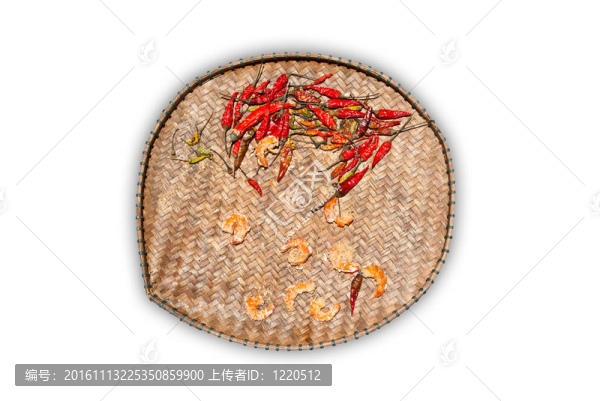 干辣椒和蝦在竹子上