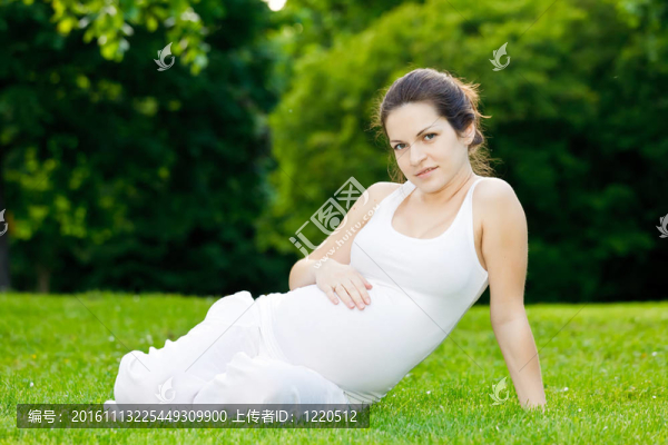 美麗的孕婦在公園里放松