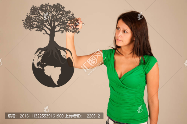 年輕的女商人在透明的玻璃或金屬箔圖特寫。