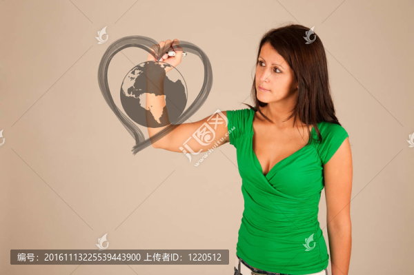 年輕的女商人在透明的玻璃或金屬箔圖特寫。
