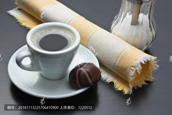 一杯咖啡和巧克力糖