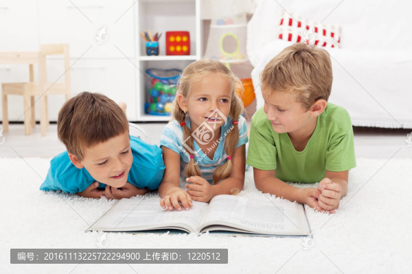 孩子們練習(xí)閱讀和講故事