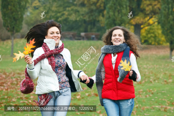 秋天公園里有兩個(gè)漂亮女孩在玩