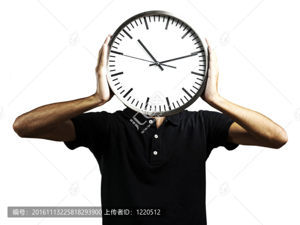 男人抱著時鐘