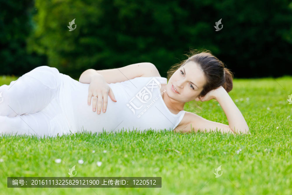 美麗的孕婦在公園里放松