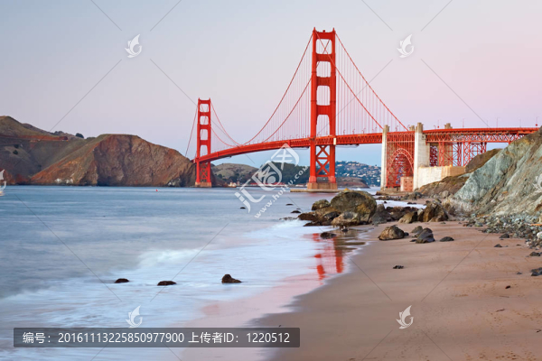 日落后的金門大橋；三藩