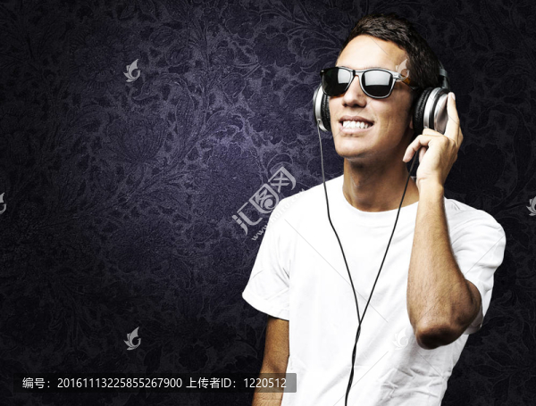 年輕人聽音樂