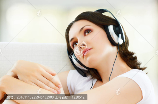 女孩帶著耳機