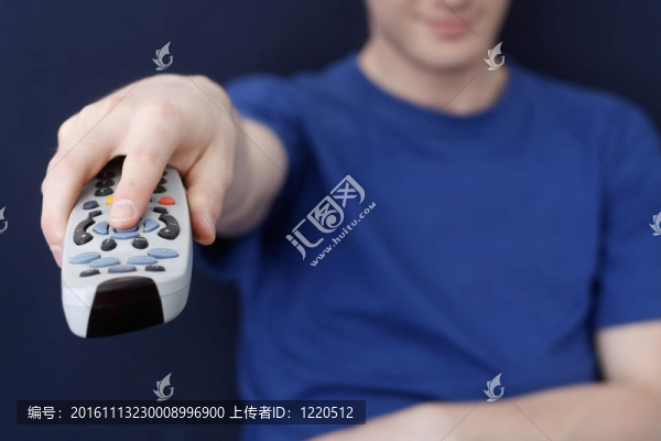 看電視的家伙帶著遙控器