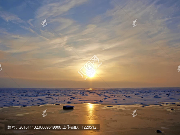 陽光明媚的冰湖