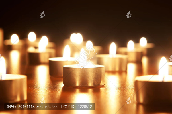 許多淺景深的蠟燭