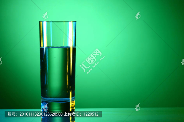 水綠色