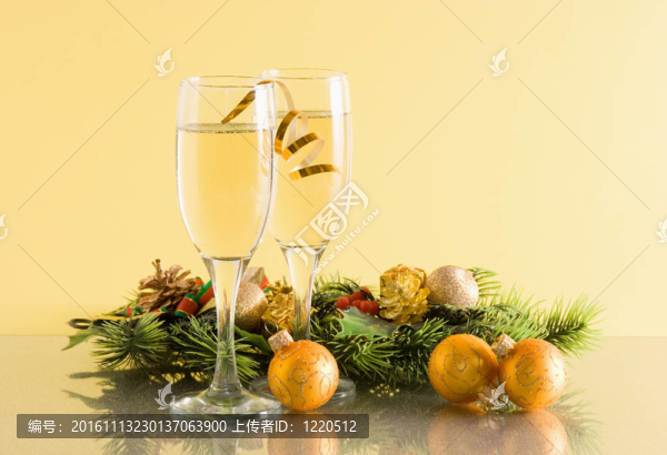 葡萄酒和圣誕裝飾眼鏡