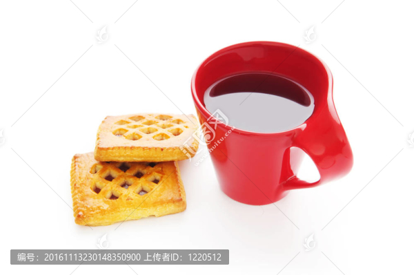 一杯茶和新鮮的餅干在桌子上