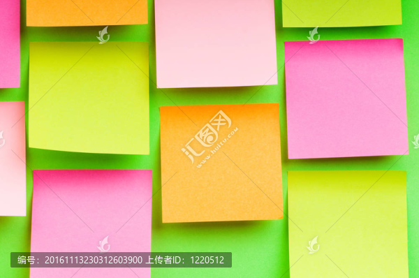 鮮艷的彩紙上的提醒筆記