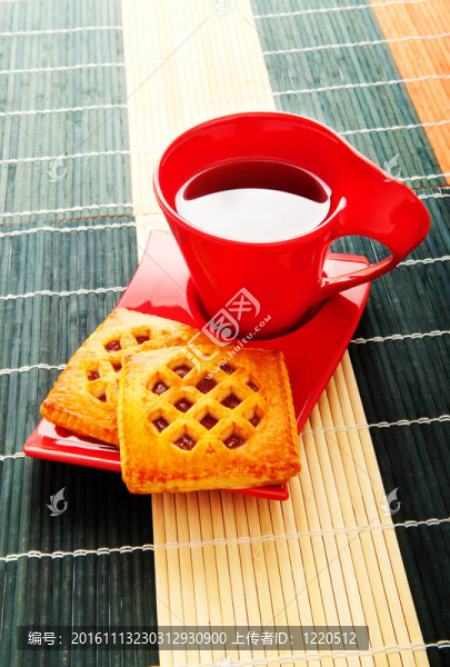 一杯茶和新鮮的餅干在桌子上