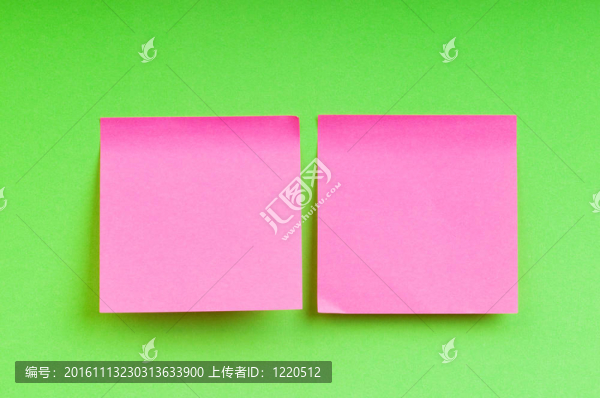 鮮艷的彩紙上的提醒筆記