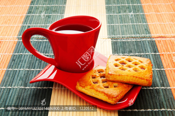 一杯茶和新鮮的餅干在桌子上