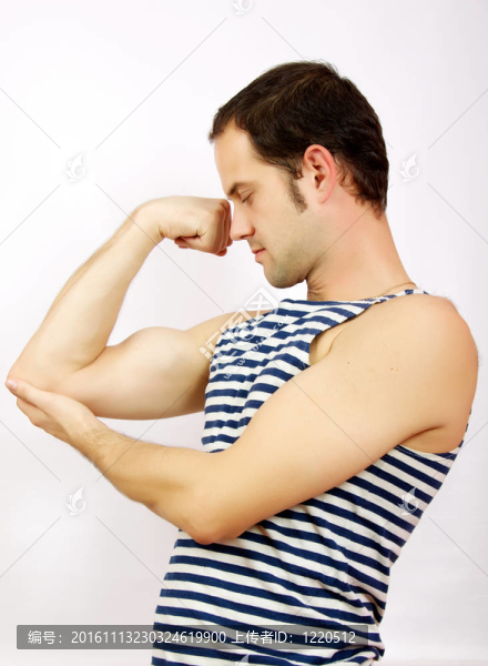 英俊的肌肉男