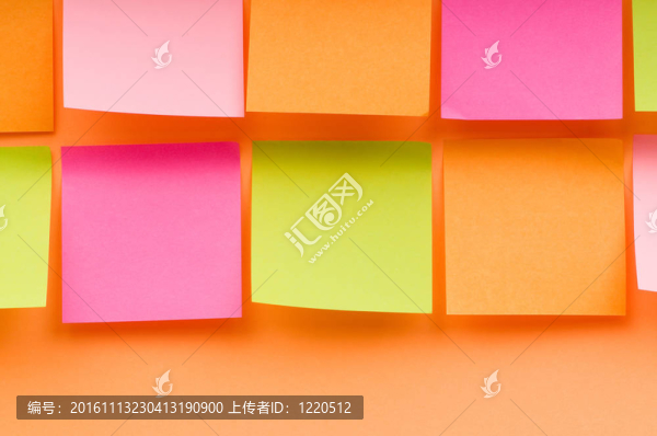鮮艷的彩紙上的提醒筆記