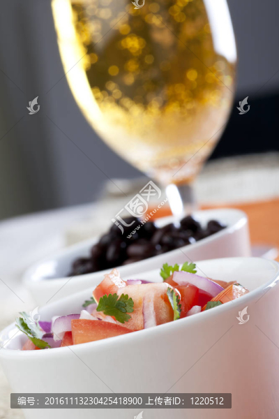 新鮮的沙拉和啤酒