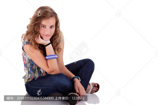 美麗的金發(fā)女郎坐在地板上；孤立的白色；工作室拍攝