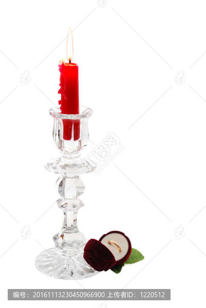 浪漫的求婚和玻璃燭臺(tái)和金戒指在玫瑰形狀的盒子孤立在白色背景的蠟燭