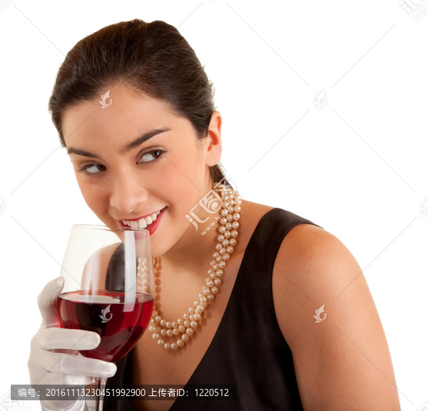 女人拿著酒杯望著側(cè)身