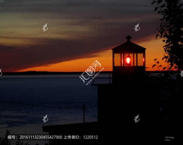 海邊的日落和前景的燈塔