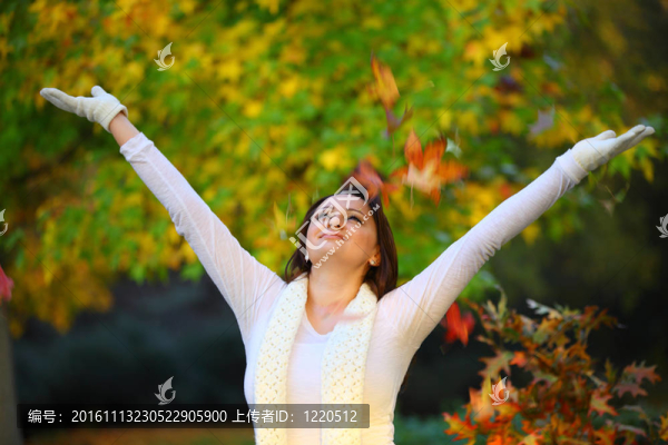 快樂的女人在秋天